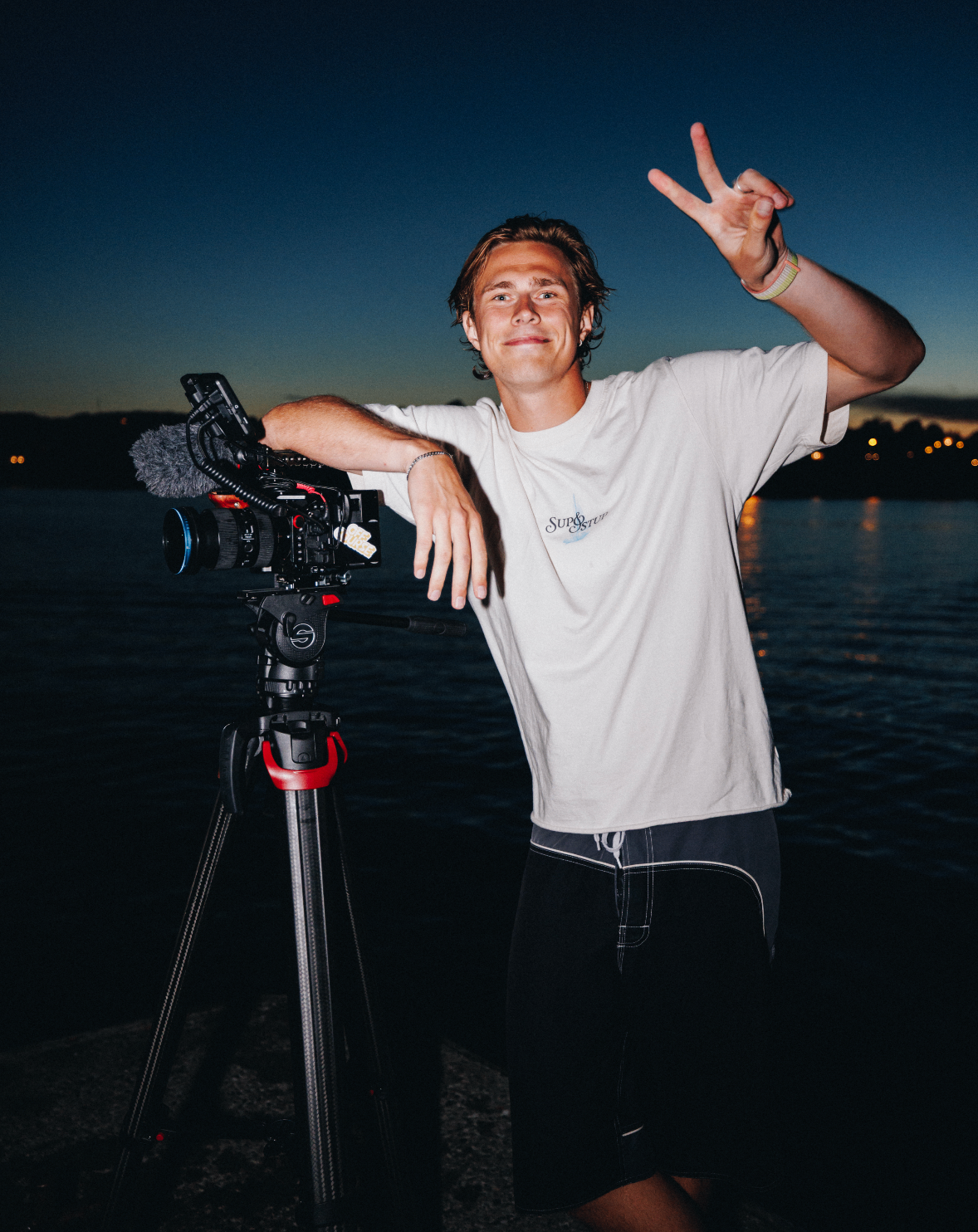 Marius bak Kul Film AS, med kamera ved sjøen